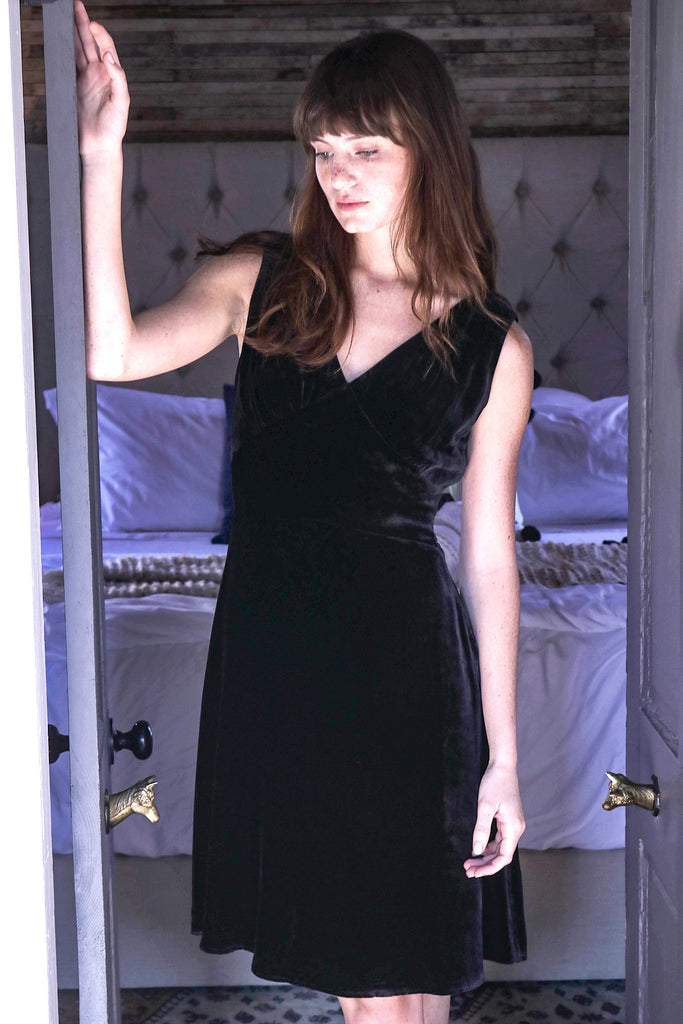 Woman wearing Marilyn black sleeveless dress